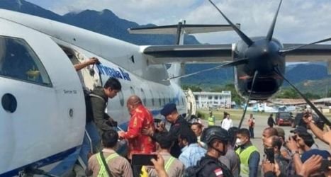 Gubernur Papua Lukas Enembe saat akan dibawa ke Jakarta dengan menggunakan pesawat carter.