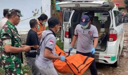 Jazad AL saat dievakuasi dari rumah kontrakannya di Bedeng Jaksa, Jombang Kali, Cilegon.