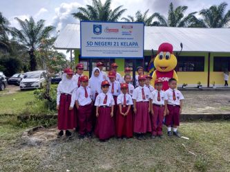 SGM Eksplor bersama PT Indomarco Prismatama (Indomaret) menyalurkan bantuan pendidikan untuk Sekolah Dasar di 20 kabupaten/kota se-Indonesia. (Ist)