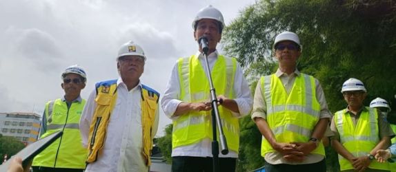 Presiden Jokowi saat meninjau dimulainya sedotan Ciliwung. (Foto : Setpres)