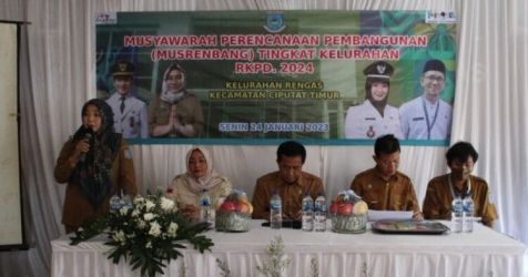 Lurah Rengas Yanah Rosyanah saat memberikan sambutan pada Musrenbang  Kelurahan Rengas.