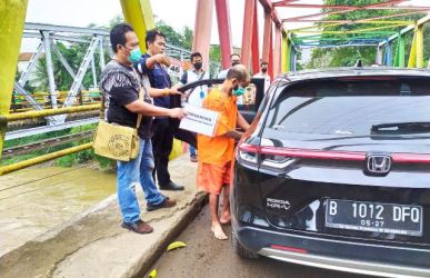 WNA pembunuh wanita bertato kupu-kupu saat melakukan adegan rekontruksi.