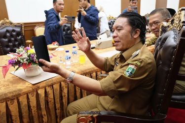 Pj Gubernur Banten Al Muktabar saat vedio call dengan 2 mahasiswa asal Banten yang selamat dari gempa Turki.