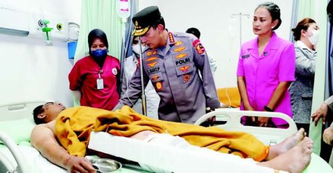 Kapolri Jenderal Listyo Sigit Prabowo saat menjenguk Kapolda Jambi yang mengalami kecelakaan helikopter. (Ist)