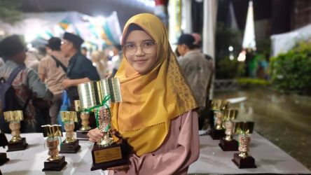 Hilya Maylaffayza tengah membawa piala terbaik ke satu Karya Ilmiah Al Quran golongan putri, pada MTQ Ke XIV Kota Tangsel tahun 2023.