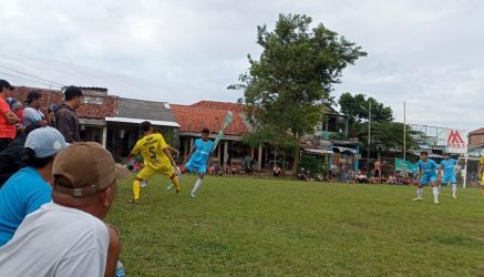 Pemain BAM FC Kalsel (biru) berebut bola dengan pemain Expersebomi (kuning).(Foto: dok/Panitia Bina Jaya Cup).