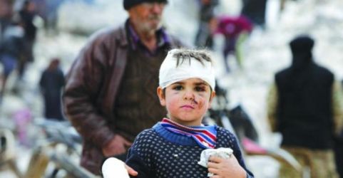 Musa Hmeidi (6), bocah Suriah yang berhasil diselamatkan dari bawah reruntuhan bangunan yang ambruk. (Foto : AFP)