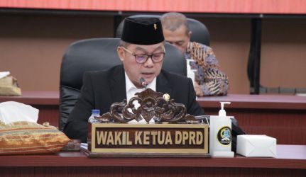 Wakil Ketua DPRD Kota Tangsel Iwan Rahayu saat memimpin paripurna pembentukan Pansus di Gedung DPRD Kota Tangsel, Kamis (23/2).
