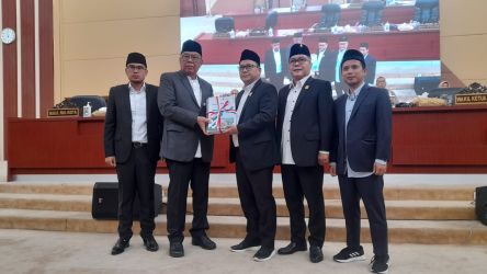 Wali Kota Tangsel, Benyamin Davnie menyerahkan draf dua Raperda ke DPRD Kota Tangsel dalam Paripurna di gedung DPRD Kota Tangsel, Senin (6/2).
