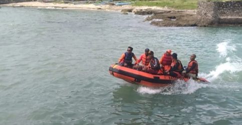 Tim SAR Gabungan Kabupaten Serang sedang mencari wisatawan yang hilang.