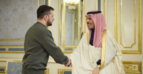 Presiden Ukraina Volodymyr Zelensky (kiri) dan Menteri Luar Negeri Arab Saudi Faisal bin Farhan Al-Saudi (kanan). (Ist)