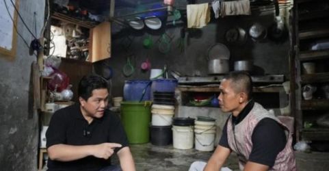 Ketum PSSI Erick Thohir ngobrol santai di rumah Rohani wasit Liga 2.