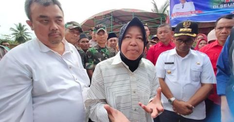 Menteri Sosial saat melakukan batu pertama pembangunan rumah tahan gempa di Desa Seuneubok, Aceh Timur. (Ist)