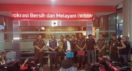 Menkominfo Johny G Plate saat memberikan konferensi pers di Gedung Bundar Kejaksaan Agung