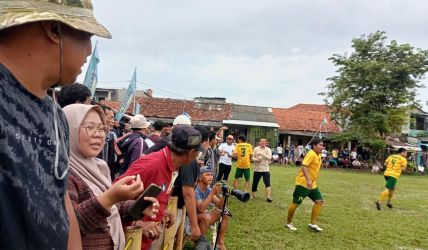 Camat Ciputat, Mamat SE dan Lurah Ciputat, Iwan Pristiyasa mengapresiasi para pemain usai Damar Suhada mencetak gol.(Foto: dok/Panitia Bina Jaya Cup).