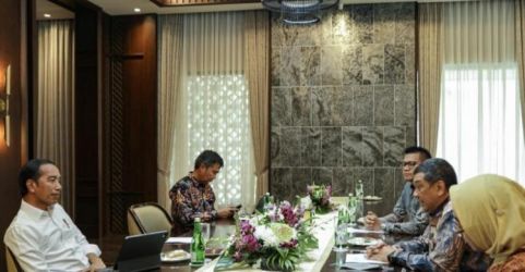 Wawancara eksklusif Tim Rakyat Merdeka dengan Presiden Jokowi. Sebelah kanan Direktur Pemberitaan Ratna Susilowati (jilbab kuning) Dirut Kiki Iswara (kanan tengah) dan Pimred Ricky Handayani (kanan ujung). (Foto : RM)