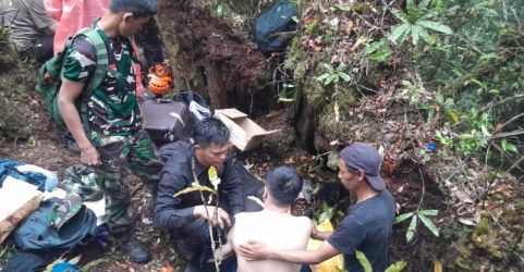 Proses evakuasi korban heli Polri yang jatuh di kawasan hutan Bukit Tamiai, Jambi.
