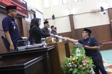 Ketua Fraksi PPP, Y. Rusmiyadi, saat memberikan pandangan umum fraksinya dalam agenda rapat paripurna di DPRD Pandeglang, Rabu (15/2/2023).(Istimewa)