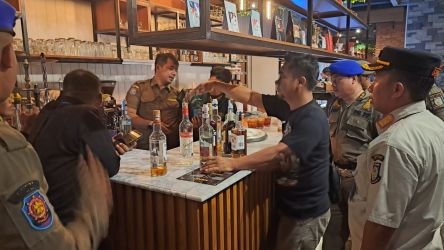 Satuan Polisi Pamong Praja (Satpol PP) Kota Tangerang Selatan (Tangsel) menyita ratusan botol minuman keras (miras) dari sejumlah tempat. (tangselpos.id/rmn)