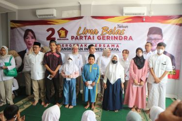 Ketua DPC Gerindra Tangsel, Alin, Anggota DPRD Tangsel dan Anggota DPRD Banten usai memberikan santunan kepada anak yatim di sekretariat Gerindra Kota Tangsel kawasan Kelurahan Serua Indah, Ciputat.