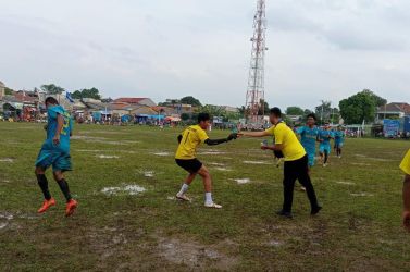 Para pemain Kancil Borneo menerima saweran dari sang big bos Kancil Borneo, Aris.(Foto: dok/Panitia Bina Jaya Cup).