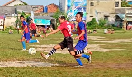Sayap kiri Pasmod FC, Roken mencoba menggiring bola dikejar pemain Diklat Pakujaya.(Foto: dok/Panitia Bina Jaya Cup).