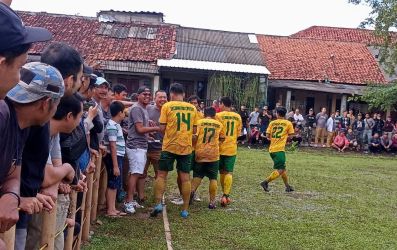 Para pemain Kecamatan Ciputat banjir saweran.(Foto: dok/Panitia Bina Jaya Cup).