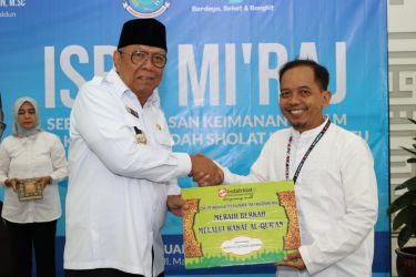 Head of Sustainability IKPP Tangerang Kholisul Fatikhin (kanan) menyerahkan secara simbolis wakaf Al Qur’an kepada Walikota Tangsel Benyamin Davnie.