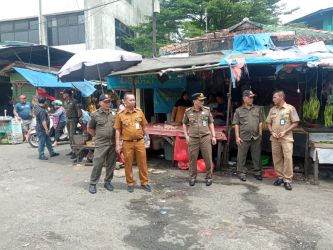 Aparat kelurahan dan kecamatan terjun ke lokasi penertiban PKL Jalan H Usman, Ciputat, kemarin.