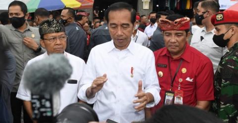 Presiden Jokowi saat memberikan keterangan pers kepada awak media seusai monitor harga-harga bahan pokok di Pasar Baturiti, Tabanan, Bali. (Foto : Setpres)