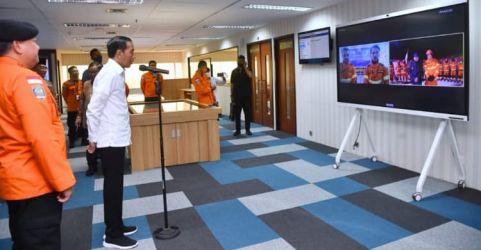 Presiden Jokowi saat melakukan vedio call dengan tim INASAR yang sedang bertugas di Turki
