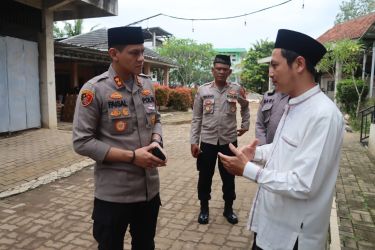 Kapolres Tangsel AKBP Faisal Febrianto saat melakukan silaturahmi ke Pondok Pesantren Al -Tsaniyyah di Serpong, dan diterima langsung oleh K.H. Muhammad Alvi Firdausi.