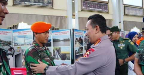 Kapolri Jenderal Listyo Sigit Prabowo memberikan apresiasi kepada prajurit TNI Kopda Ahmad Novrizal, yang mengawal tandu Kapolda Jambi Irjen Rusdi Hartono, dari bawah ke helikopter, saat proses evakuasi. (Ist)
