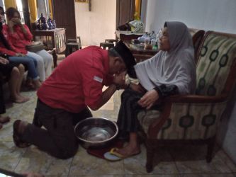 Ketua Bappilu DPC PDI Perjuangan Kabupaten Pandeglang, Raden Deden Hertandi, meminta restu kepada sang ibu Ratu Yuyun Yunaeni (76), Jumat (17/2/2023).(Ari Supriadi/Tangsel Pos)