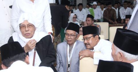 Mustasyar PBNU KH. Nurul Huda Djazuli (kiri) bersama para pengurus NU pada gelaran Tasyakuran 1 Abad NU dan Doa untuk Muassis-Masyayikh Nahdlatul Ulama di Pondok Pesantren Tebuireng, Jombang, Jawa Timur, Kamis (16/2). (Ist)