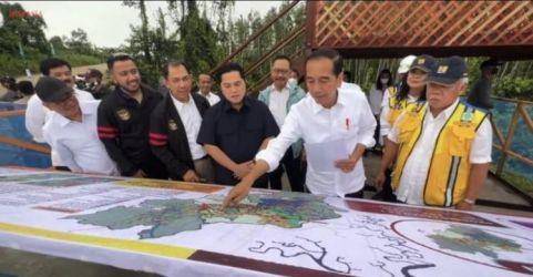 Presiden Jokowi bersama Menteri PUPR Basuki Hadimuljono dan Menteri BUMN Erick Thohir saat melihat maket kawasan IKN. (Ist)