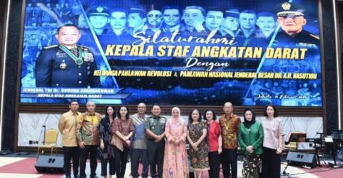 KSAD Jenderal Dudung Abdurachman bersama keluarga 10 Pahlawan Revolusi dan keluarga Jenderal Besar A.H. Nasution. (Ist)