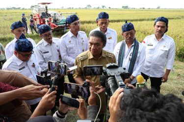 Pj Gubernur Banten Al Muktabar saat memberikan keterangan pers. (Foto : Humas Pemprov)