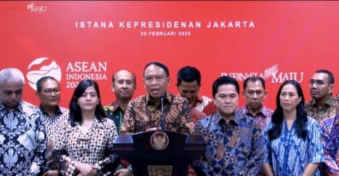Para Pengurus baru PSSI dibawah kepimpinan Erick Thohir setelah diterima Presiden Jokowi di Istana Kepresidenan Jakarta, Senin (20/2)