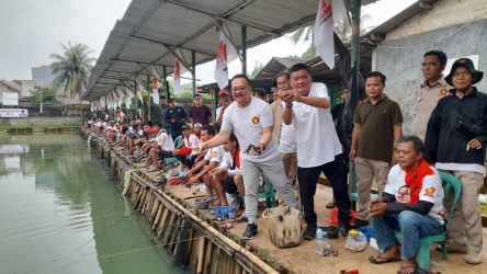 Wakil Ketua DPC Gerindra Tangsel Arnovi dan Sekretaris Gerindra Tangsel, Yudi Budi Wibowo saat mancing bareng bersama kader dan loyalis partai di Pamulang Timur, Kecamatan Pamulang.