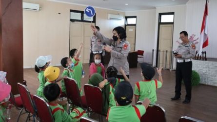 Polres Tangsel mendapat kunjungan dari TK Syafana Islamic School yang diterima oleh KBO Sat Lantas Tangsel Iptu Heri Sulitiono dan Kanit Bintibsos Sat Binmas Iptu Wahyuni.