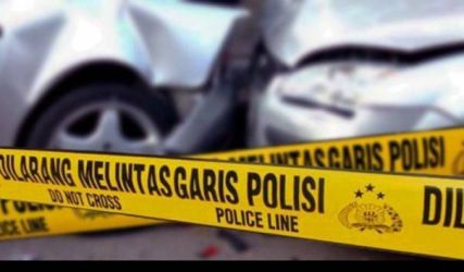 Ilustrasi mobil fortuner berjalan melawan arah dan menabrak mobil lain nya