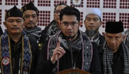 Ketua Umum Partai Ummat Ridho Rahmadi (tengah) saat memberiksn keterangan pers seusai Rakernas. (Ist)