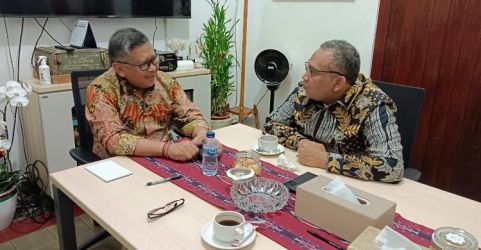 Sekjen PDIP Hasto Kristiyanto (kiri) dan Sekjen PBB Afriansyah Noor (kanan). (Ist)