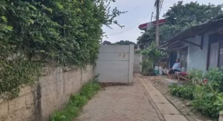 Tembok yang menutup jalan akses di Kampung Cicentang, Rawa Buntu. (Ist)