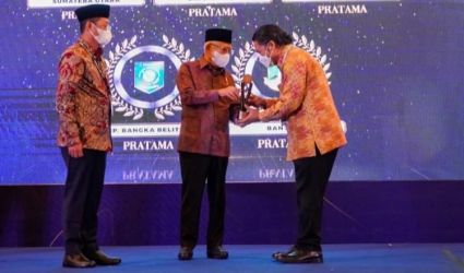 Pj Gubernur Banten Al Muktabar menerima Award dari Wakil Presiden Ma'ruf Amin dalam rangka KPPU Award 2023