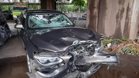 Kondisi mobil BMW yang menabrak pengendara motor hingga tewas di Jalan  Raya Fatmawati. (Ist)