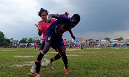 Pemain asing Denis FC, Jakite dikawal ketat pemain Umar FC.(Foto: dok/Panitia Bina Jaya Cup).