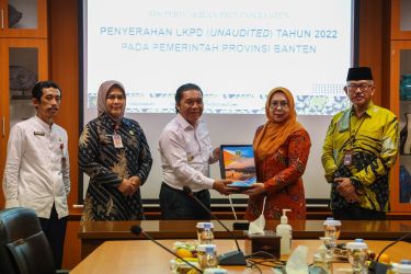 Pj Gubernur Banten Al Muktabar saat menyerahkan LKPD 2022 kepada BPK Provinsi Banten    foto: Humas Prov Banten