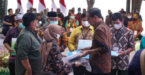 Presiden Jokowi pada acara penyerahan SK Perhutanan Sosial dan SK TORA di Kawasan Hutan Bambu, Kalimantan Timur. (Foto : Setpres)